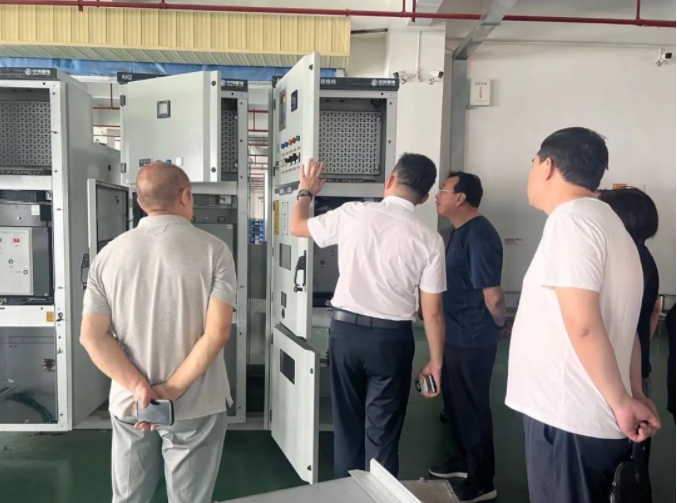 热烈接待丹东市工商联列位向导及企业家代表到优发国际旅行交流！_优发国际-新闻中心