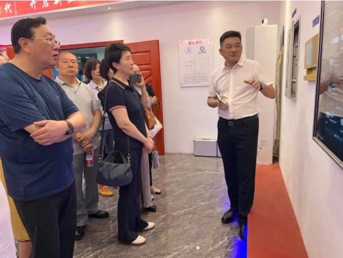 热烈接待丹东市工商联列位向导及企业家代表到优发国际旅行交流！_优发国际-新闻中心